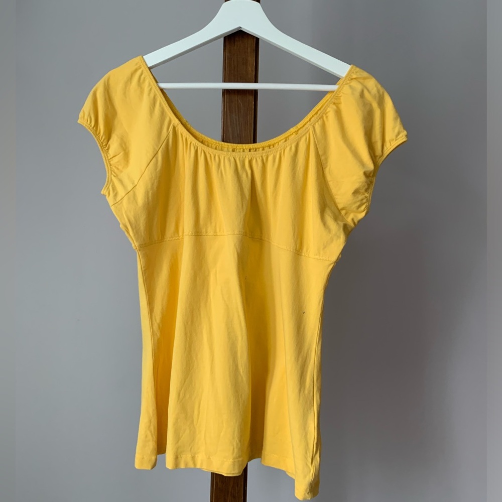 SIGNATURE by SUZY SHIER | Elasticized Neckline Yellow T- Shirt | Sz L